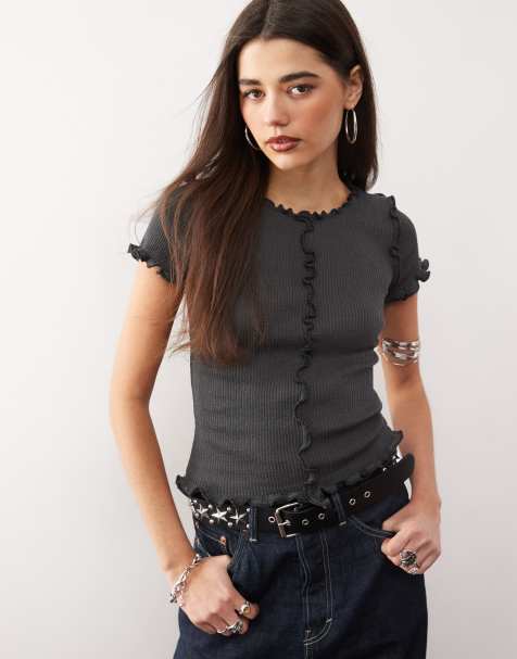 Monki - Gebreid T-shirt met structuur en ruches aan de zoom in donkergrijs - view 1