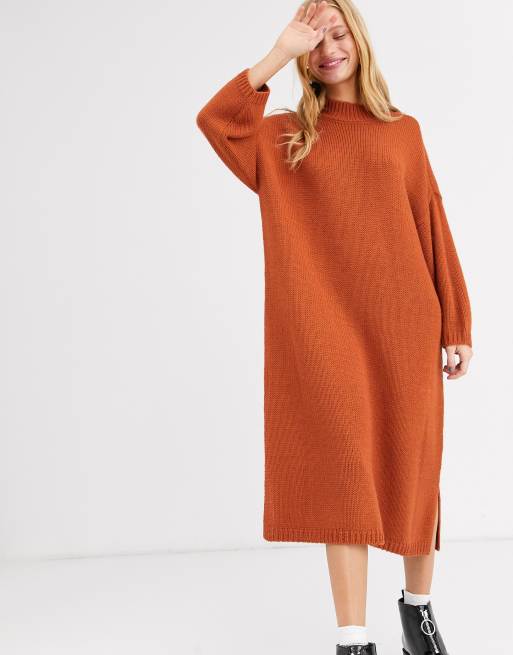 Monki Gebreide oversized midi jurk met ronde hals in roestbruin