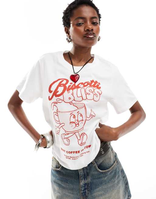 Monki - Gekrompen T-shirt met 'Biscotti Bliss' print op de voorkant in wit