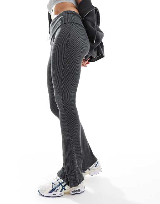 Monki - Geribbelde flare-broek met omgeslagen tailleband in zwart, 2 van 5