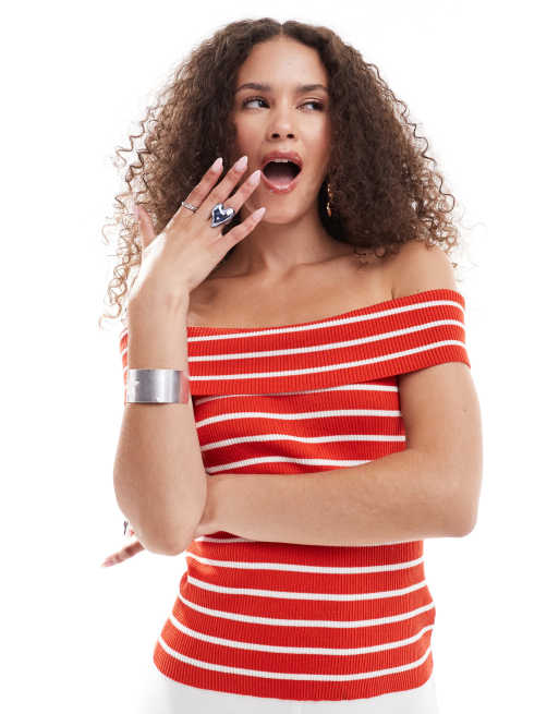 Monki - Geribbelde gebreide bardottop met blote schouders in rood met witte strepen