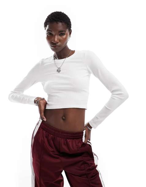 Monki - Geribbelde gekrompen top met lange mouwen in wit - view 1