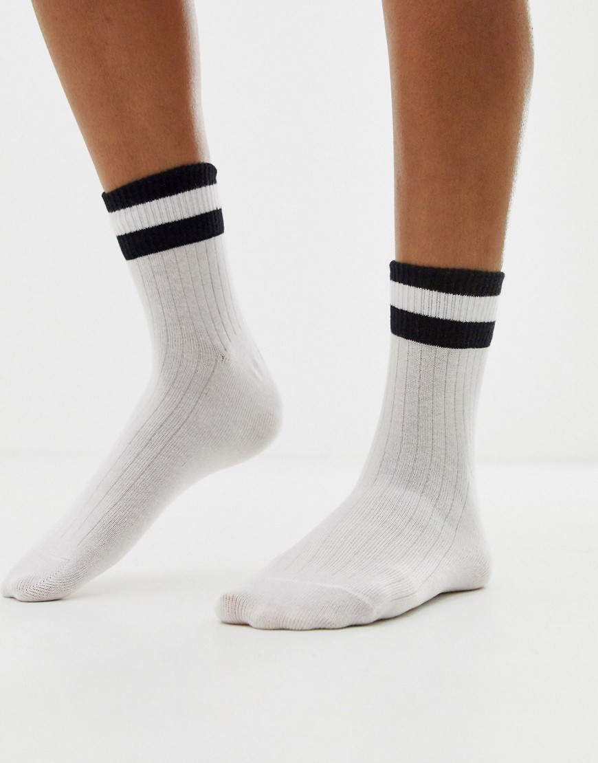 Monki - Geribbelde sokken met zwarte strepen in wit