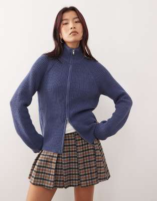 Monki - Gerippte Strickjacke in Blau mit Zwei-Wege-Reißverschluss