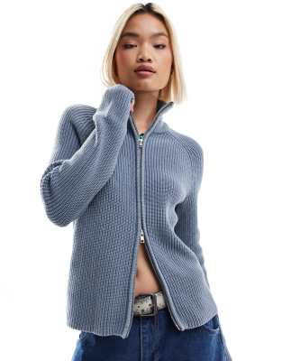 Monki - Gerippte Strickjacke in blauer Acid-Waschung mit Zwei-Wege-Reißverschluss-Schwarz