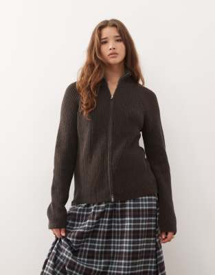 Monki - Gerippte Strickjacke in Braun mit Zwei-Wege-Reißverschluss-Grau