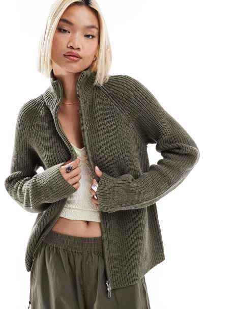 Monki – Gerippte Strickjacke in Dunkelgrün mit Zwei-Wege-Reißverschluss - view 1