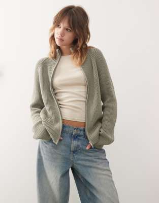 Monki - Gerippte Strickjacke in Khaki mit Zwei-Wege-Reißverschluss-Grün