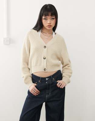 Monki - Gerippte Strickjacke in meliertem Grau mit Zopfmuster