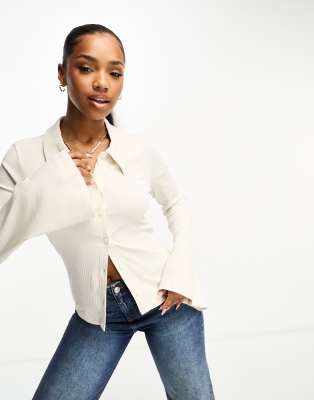 Monki – Geripptes langärmliges Oberteil in hellem Beige mit Kragen und Knopfdetail