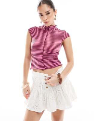 Monki - Geripptes, transparentes T-Shirt in gestreiftem Burgunderrot mit schmalem Schnitt