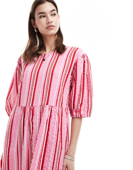 Monki – Gesmoktes, bunt gestreiftes Midikleid aus Seersucker, 3 von 4