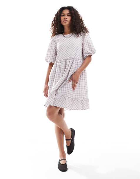 Monki – Gesmoktes Minikleid in Rosa kariert mit kurzen Ärmeln - view 1