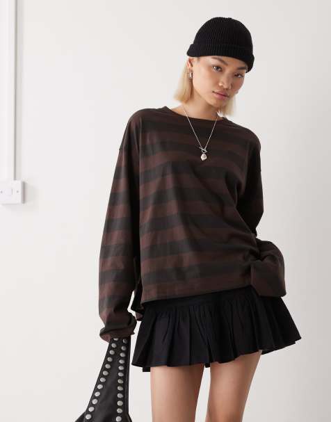 Monki - Gestreept oversized T-shirt met lange mouwen en splits aan de zijkant in chocoladebruin en marineblauw - view 1