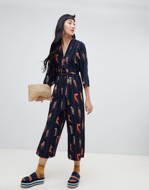 Monki - Gestreepte jumpsuit met riem en luipaardprint in marineblauw