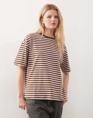 Monki - Gestreiftes Oversize-T-Shirt in Rosa und Braun