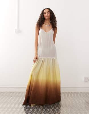 Monki - Gestuftes, fließendes Maxikleid mit Knitterstruktur, tiefem gebundenem Rückenausschnitt und braunem Farbverlauf-...