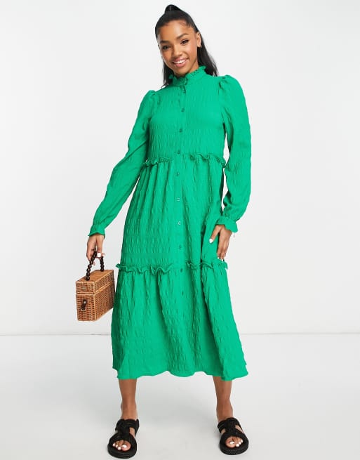Monki – Gestuftes Midi-Hängerkleid in leuchtendem Grün