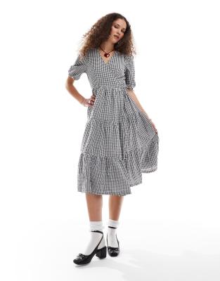 Monki - Gestuftes Seersucker-Midikleid im Wickeldesign mit schwarz-weißem Vichy-Karomuster-Bunt