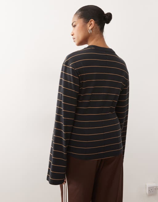 Monki - Getailleerde gestreepte top van jersey met lange mouwen en structuur in zwart, 4 van 4