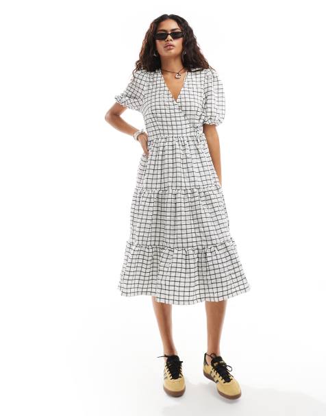 Monki – Gewickeltes Midi-Hängerkleid in Weiß mit gestuftem Saum und großem schwarzem Karomuster - view 1