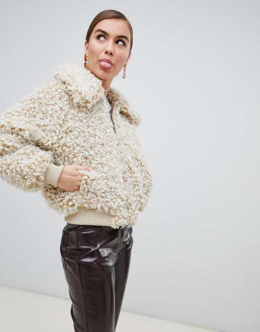 Monki - Giacca bianco sporco in peluche con zip sul davanti