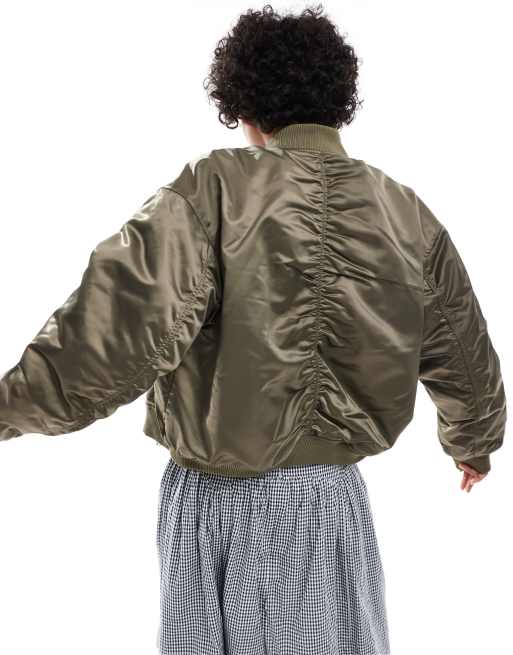 Monki - Giacca bomber in raso verde kaki con tasche a filetto sul davanti e fodera rosa, 2 di 4
