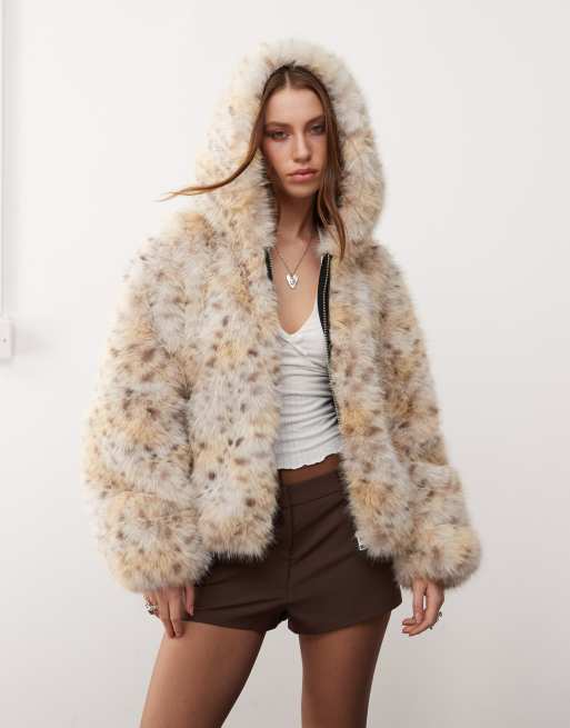 Monki - Giacca con cappuccio in pelliccia sintetica color crema con stampa leopardo delle nevi
