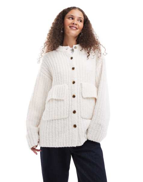Monki - Gilet à col montant en maille côtelée épaisse avec boutons et poches à rabat sur le devant - Blanc cassé - view 1
