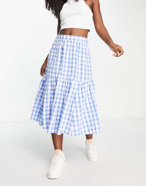 Monki - Gonna midi in seersucker blu e bianco a quadretti con volant 
