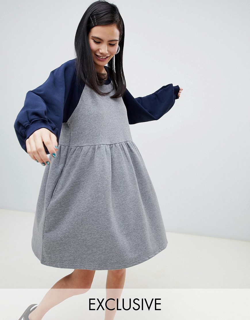 Monki – grå smockklänning i jersey med färgblock-Marinblå