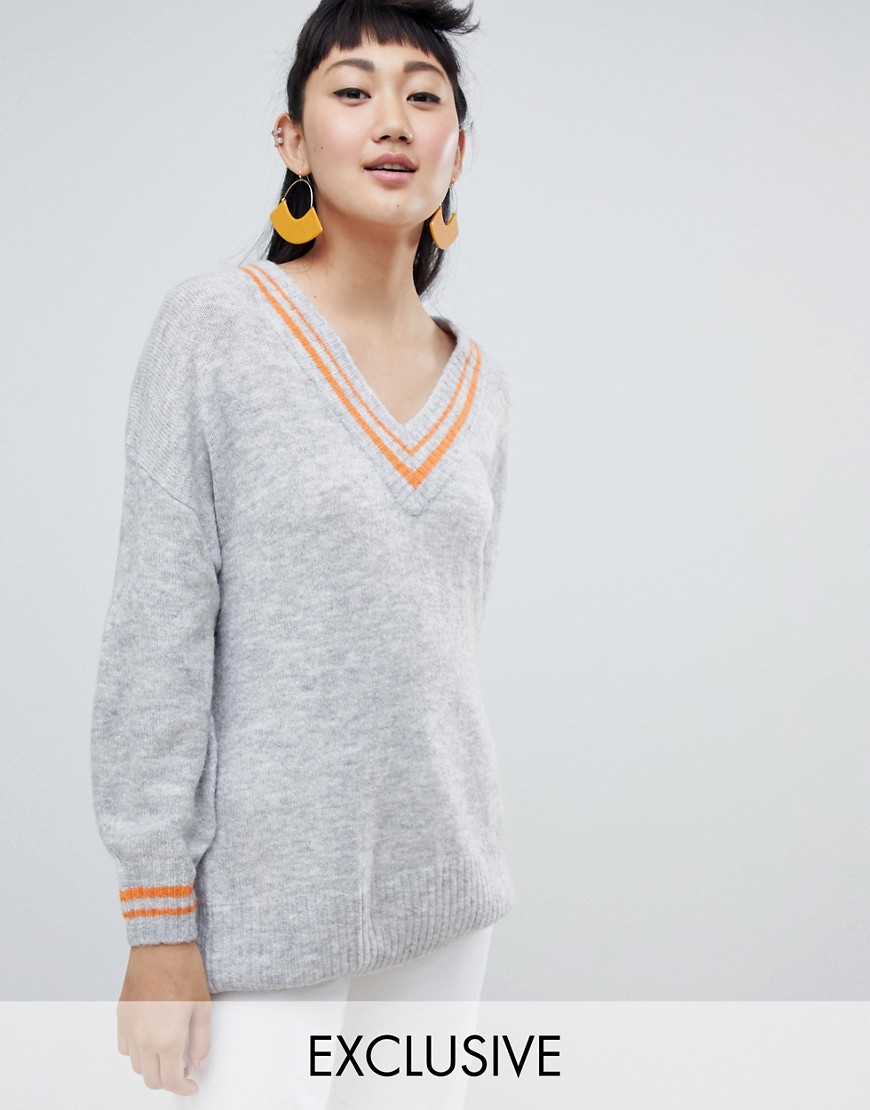 Monki – grå tröja med djup V-ringning