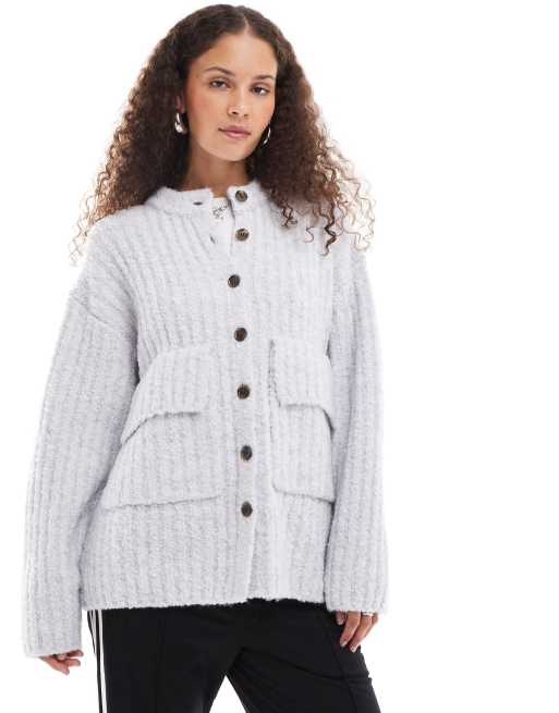 Monki - Grofgebreid hoogsluitend vest met ribbels, knopen aan de voorkant en voorzakken met flap in gemêleerd rijs
