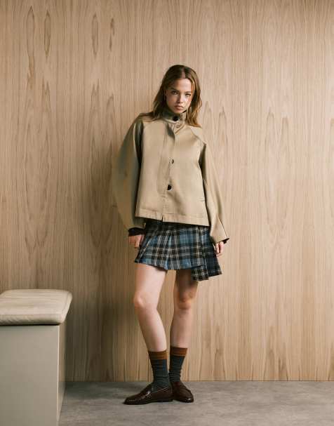 Monki – Grön, rutig, plisserad minikjol med asymmetrisk fåll - view 1