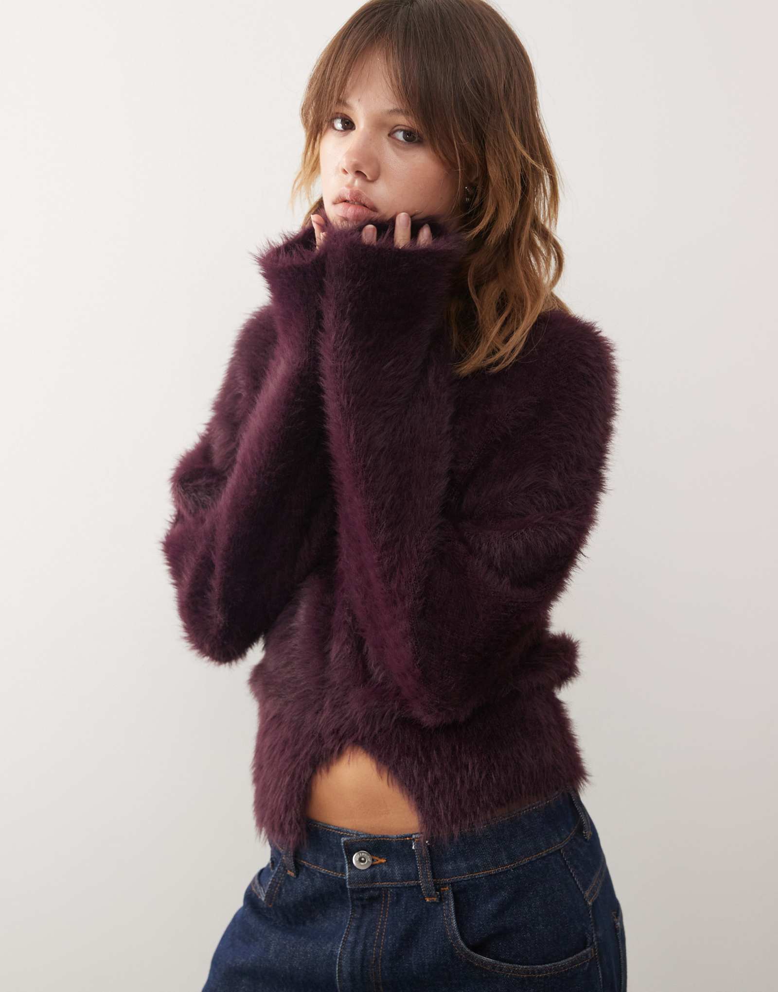 Свитер мохнатой вязки Monki с разрезом спереди сливового цвета