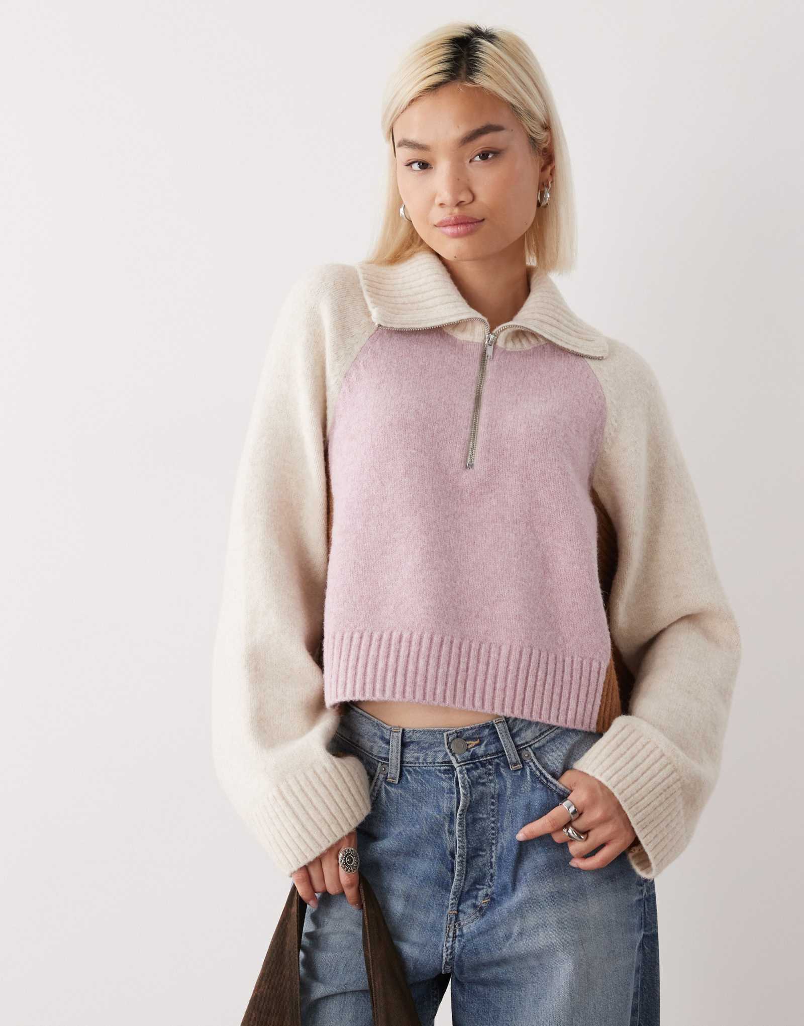 Свитер Monki color block на молнии розового и кремового цветов
