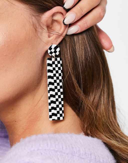Monki – Hängeohrringe in Schwarz und Weiß mit Schachbrettmuster