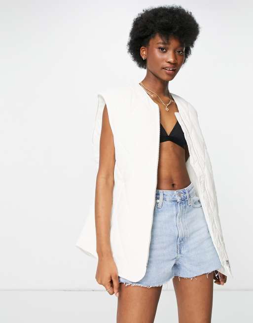 Monki – Hanna – Gesteppte Weste im Trägertop-Design in Ecru - BEIGE