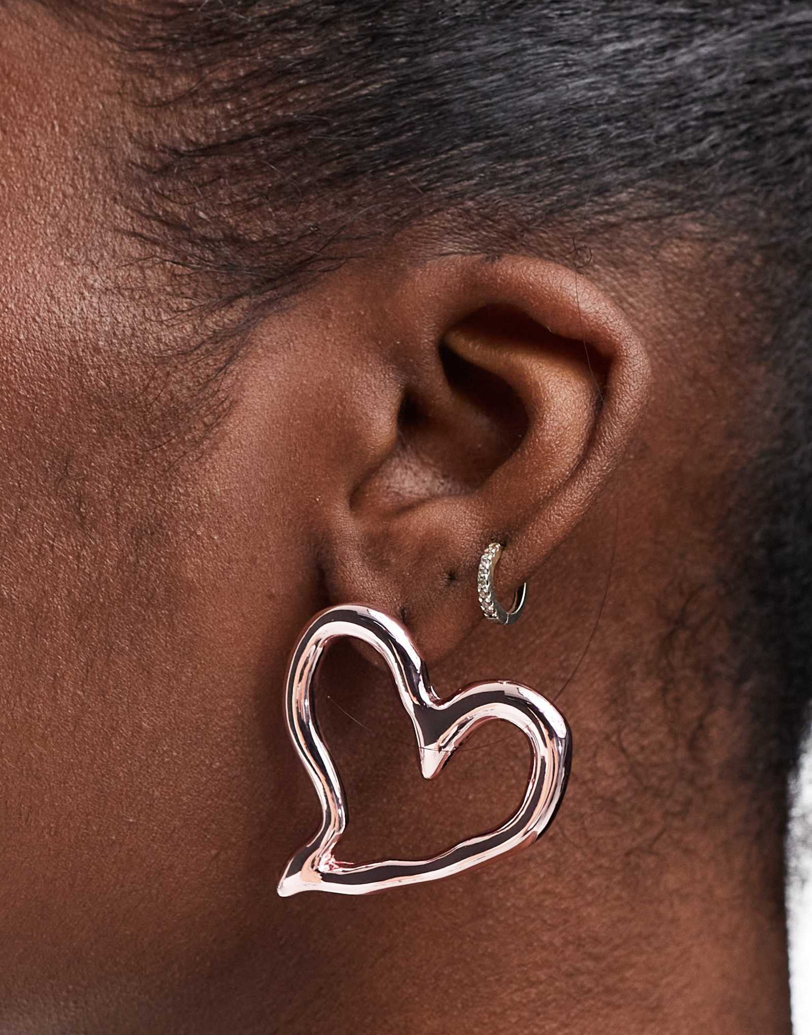 Серьги-кольца Monki с открытым сердцем розового цвета 3290₽