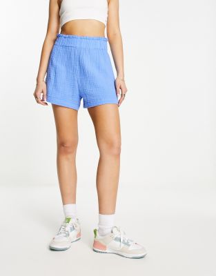 Monki - Hoch taillierte Shorts in Blau mit elastischem Bund