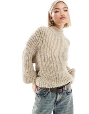 Monki - Hochgeschlossener, gerippter Pullover aus Grobstrick in Beige mit voluminösen Ärmeln-Neutral