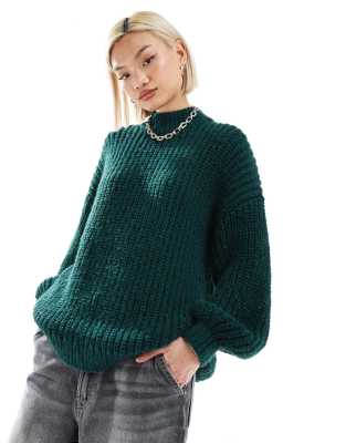 Monki - Hochgeschlossener, gerippter Pullover aus Grobstrick in Dunkelgrün mit voluminösen Ärmeln