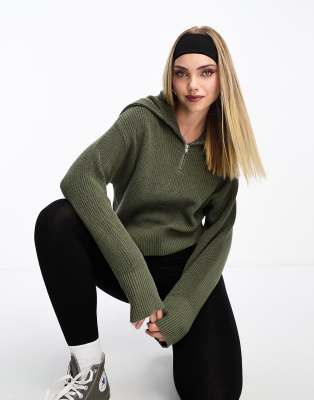 Monki - Hochgeschlossener Strickpullover in Khaki mit Reißverschlusskragen-Grün