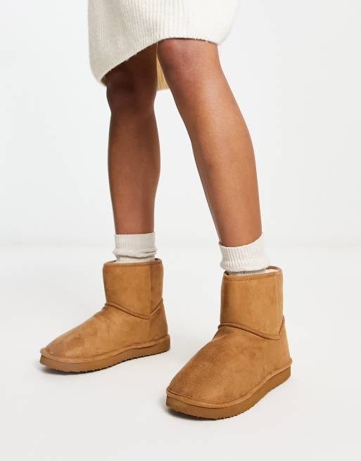 Monki pantoffels van imitatiesuède in bruin | ASOS