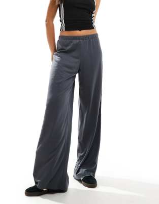 Monki - Hose aus superweichem Jersey in Dunkelgrau mit niedrigem Bund und weitem Bein