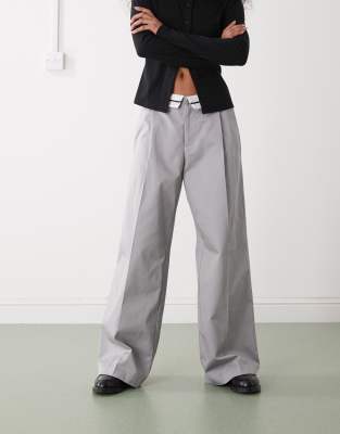 Monki - Hose aus Twill in Dunkelgrau mit weitem Bein und umgeschlagenem Bund