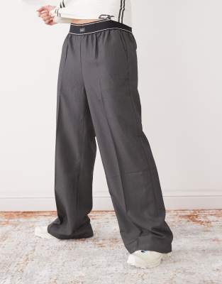 Monki - Hose in meliertem Grau mit Boxershorts-Bund und weitem Bein