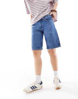 Monki - Imoo - Jeans-Jorts in mittelblauer Waschung mit niedrigem Bund