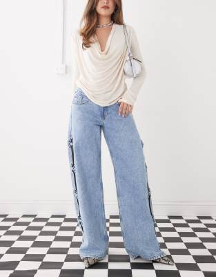 Monki – Imoo – Ljusblå, tvättade jeans med vida ben, låg midja och utskurna detaljer - view 1