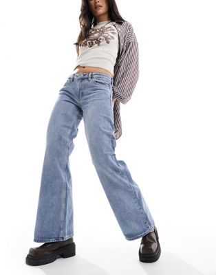 Imoo low waisted wide fit jeans in mid blue wash
